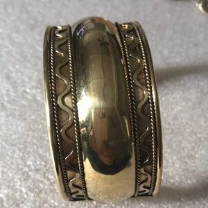 Elegant Gold-Toned Bangle Bracelet